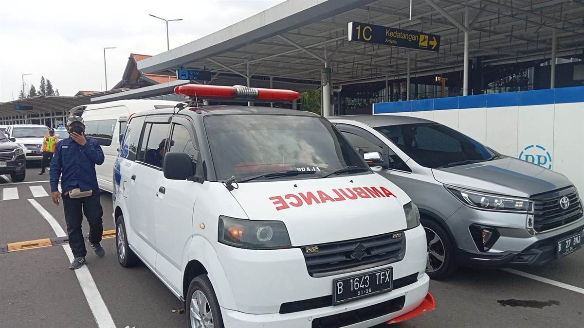 Ambulance jemput pasien di bandara