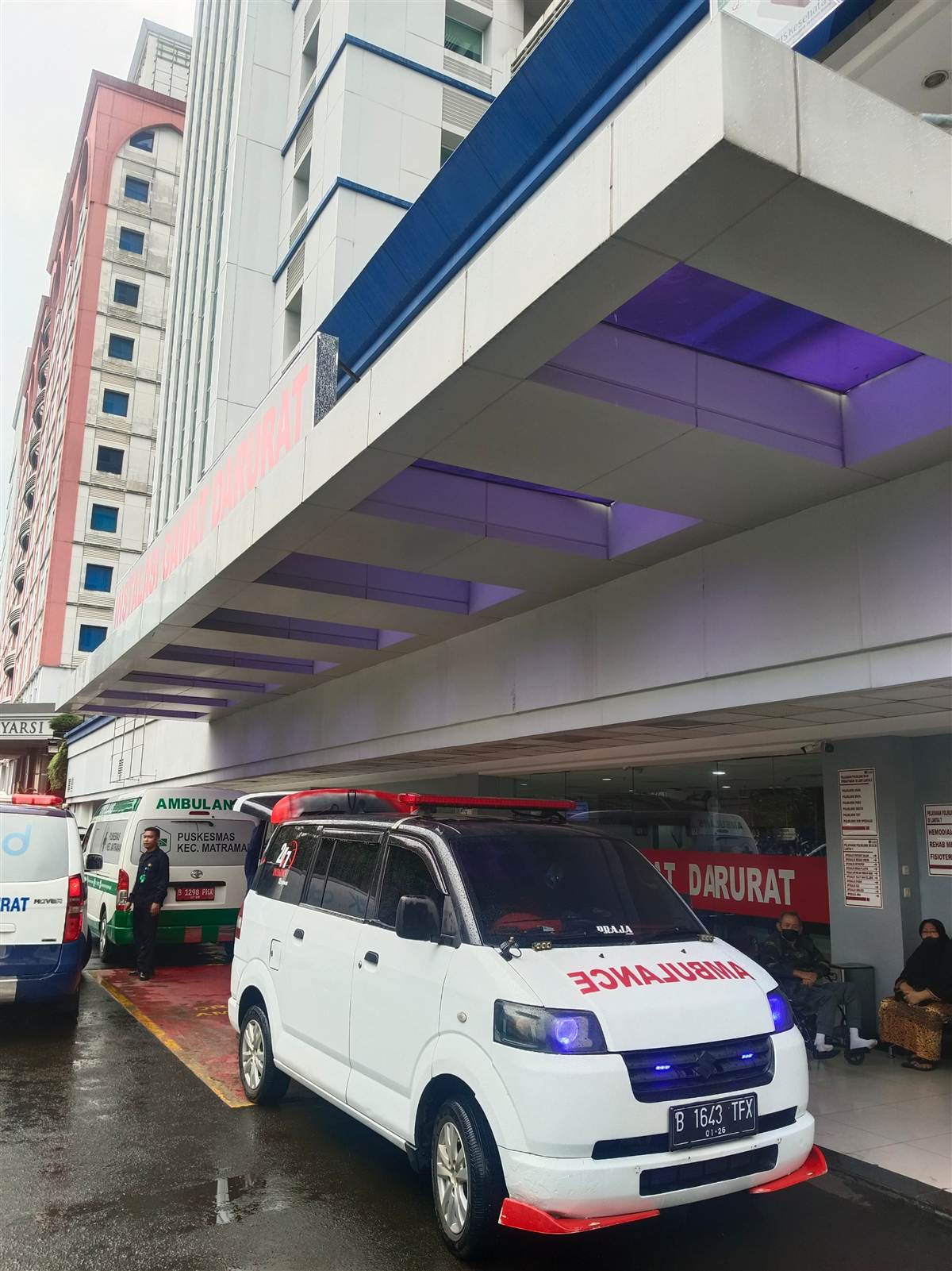 Ambulance siaga di IGD RS YARSI