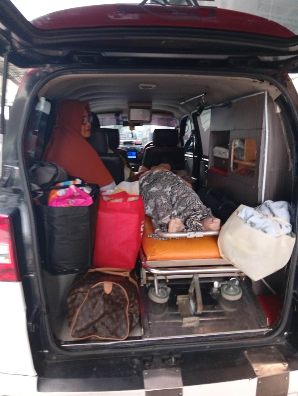 Interior ambulance dengan pasien