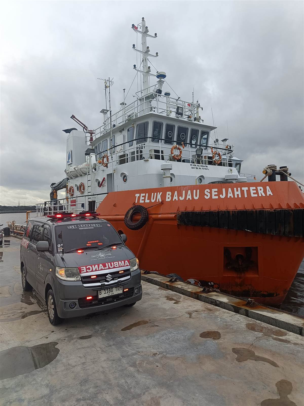 Ambulance di pelabuhan