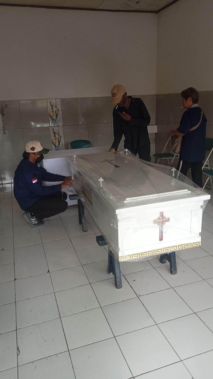 Persiapan peti jenazah oleh tim